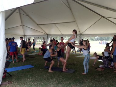 İnsanlar birbirlerini açık Acroyoga sınıf sırasında denge 