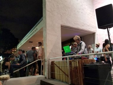 Dj sanat After Dark Event'de insanlar mekân olarak döndürme 