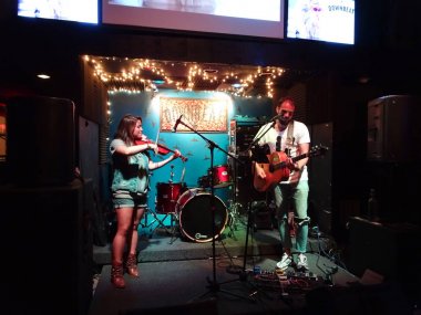Philip Strauss gitar çalıyor ve rüzgarlı hava keman Do çalıyor.
