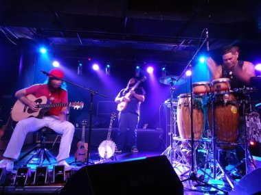 Tavana ve Keith Batlin gitar çalmak ve sahnede şarkı