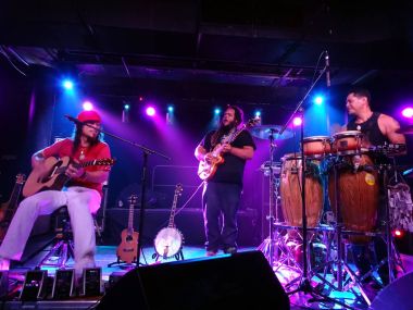 Tavana ve Keith Batlin gitar çalmak ve sahnede şarkı