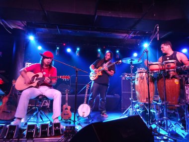 Tavana ve Keith Batlin gitar çalmak ve sahnede şarkı