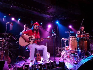 Müzisyen Tavana gitar çalmak ve sahnede şarkı