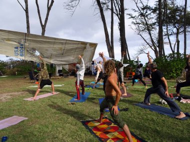 Kara Miller tarafından liderliğindeki açık Yoga sınıf savaşçı z yok 