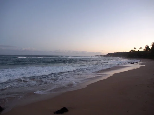 Golven rollen in kust bij onderbreking van de dag op het strand van North Shore — Stockfoto