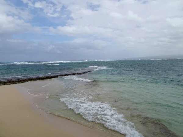 Vagues tour sur la plage de la baie de Kaiahulu — Photo