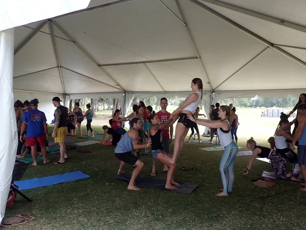 People balance each other during outdoor Acroyoga class — Stock Photo, Image