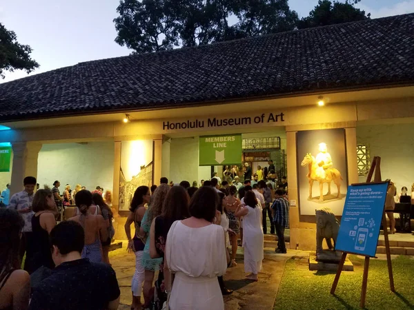 Line of people wait to get into Art After Dark event — Stock Photo, Image