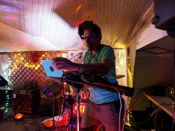 DJ Jerome James elektronika játszani a színpadon — Stock Fotó