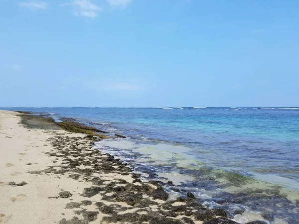Скалистый пляж с мелкими волнистыми океанскими водами лагеря Мокулея Бек — стоковое фото
