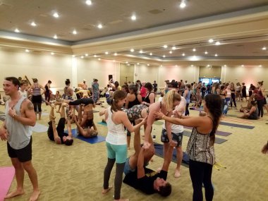 İnsanlar birbirlerini sırasında kapalı Acroyoga reçel denge 