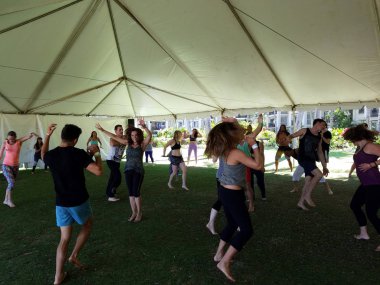 Kendinden geçmiş meditasyon dan sırasında açık bir çadır altında dans