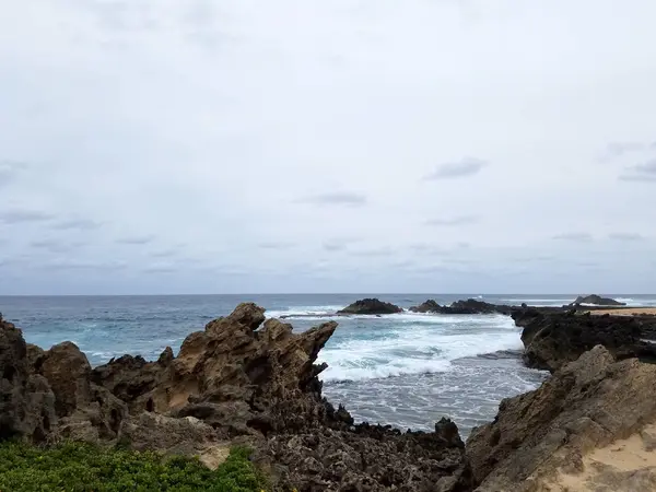 Les vagues se brisent et s'écrasent vers l'anse Kaneakua — Photo