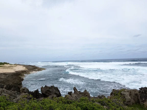 Hullámok törés és összeomlás felé a Kaneakua-öböl — Stock Fotó
