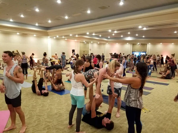People balance each other during indoors at Acroyoga jam — Stock Photo, Image