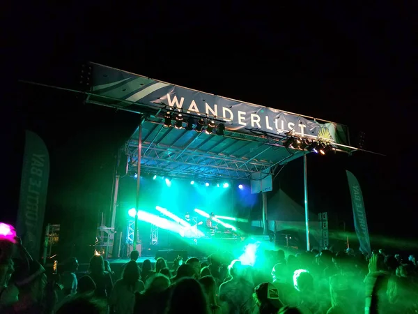 Crowd bathed in green light watches Griz performs on stage — Stock Photo, Image