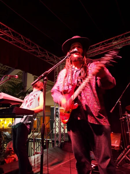 Banda de orientación atascos en el escenario en Mai Tai Bar — Foto de Stock