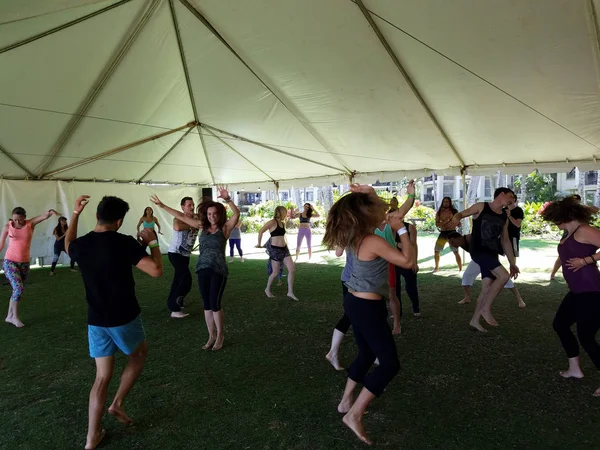 Kendinden geçmiş meditasyon dan sırasında açık bir çadır altında dans