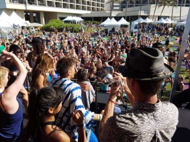 Beyler ve bayanlar Sahne Alanı'nda oynayan trompetçi dans