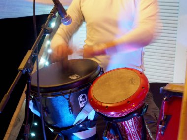 Onlar davul yendi rock grubu Roxotica davulcu eller Blur 