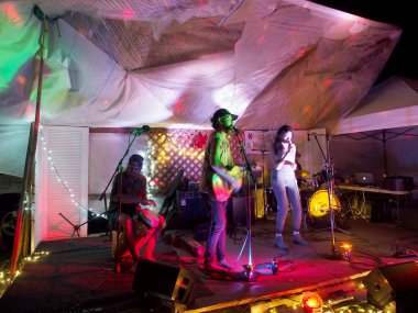 Roothub Nehri Batı şan ve baterist ile gitar çalıyor