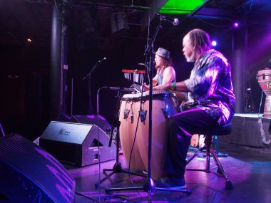 Müzisyen Tavana gitar çalıp şarkı Leon dr oynarken Mobley ile