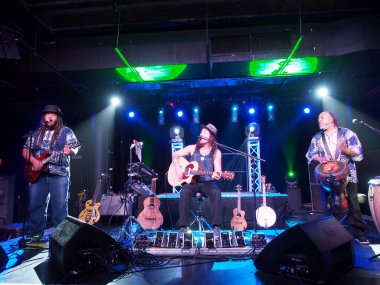 Müzisyen Tavana ve Keith Batlin gitar çalıp şarkı Leon ile 