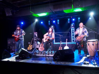 Müzisyen Tavana ve Keith Batlin gitar çalıp şarkı Leon ile 