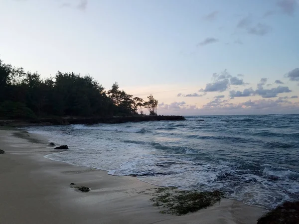 美丽的黄昏近海面波浪移动到岸边 — 图库照片