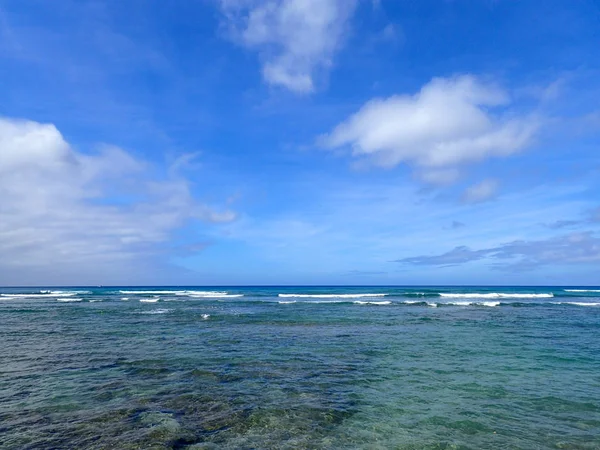 浅浅的波浪海水域与下方的威基基看珊瑚 — 图库照片