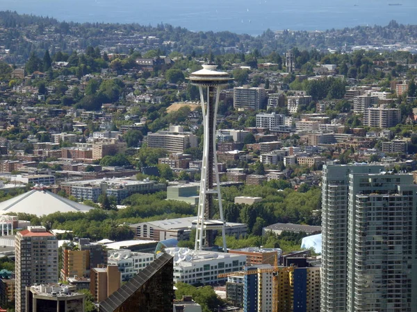 华盛顿州西雅图市的天际线和标志性的太空针塔的看法 — 图库照片
