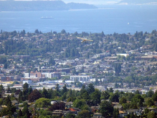 Letecký pohled na malé letadlo letí nad Seattle — Stock fotografie