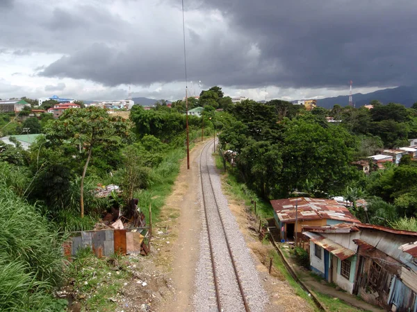 Train tracks run into the distance though neighborhood — Stock Photo, Image