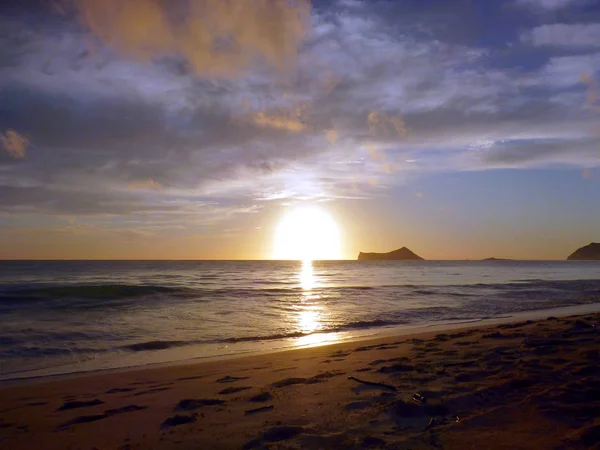 Early Morning Sunrise on Waimanalo Beach on Oahu — Stock Photo, Image