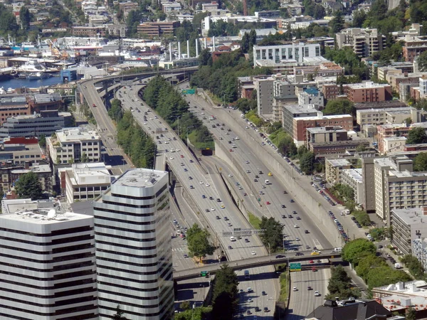 Vue aérienne des bâtiments du centre-ville de Seattle, du lac Union et de l'I-5 Hi — Photo