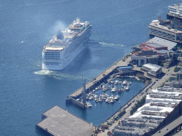 Вид с воздуха на норвежский круизный корабль, покидающий порт — стоковое фото