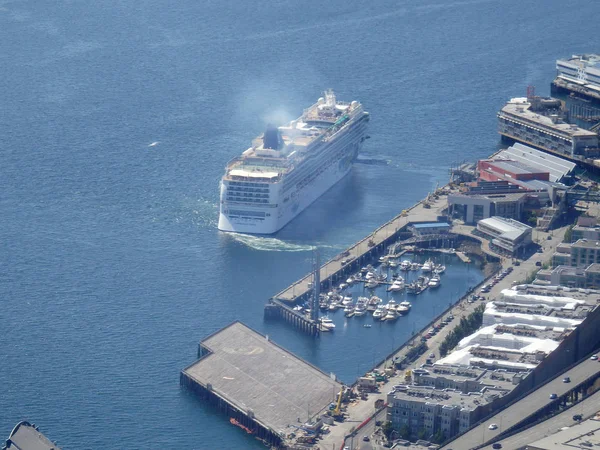 Вид с воздуха на круизное судно из порта в Сиэтле — стоковое фото