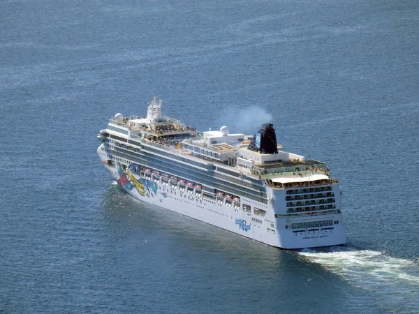 Aerial view of Norwegian Cruise Jewel ship sailing away from por — Stock Photo, Image