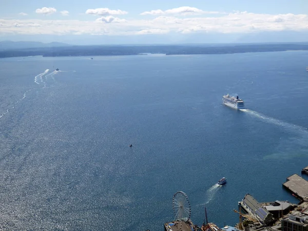 Εναέρια άποψη του Puget Sound με πλοιάρια που ξεκινούν από το λιμάνι, μεγάλους Ferr — Φωτογραφία Αρχείου