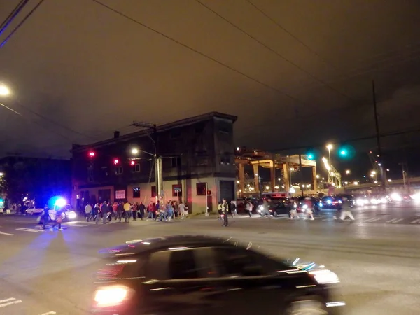Polis doğrudan insanlar ve trafik gece rıhtım tarafından bas sonra — Stok fotoğraf