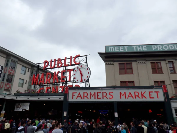 Lidé prohlédnout místo Pike veřejné Farmářské trhy — Stock fotografie