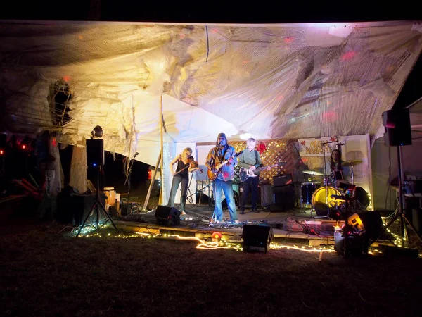 Banda de rock Roxotica tocando no Optimysstique 2017 Campout — Fotografia de Stock