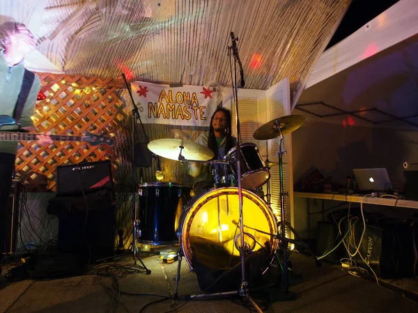 El baterista Jerome James tocando la batería en el escenario de Optimysstique 201 — Foto de Stock