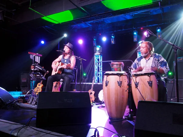 Il musicista Tavana suona la chitarra e canta con Leon Mobley — Foto Stock