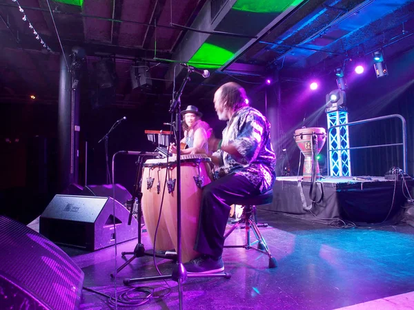 Músico Tavana tocar guitarra e cantar com Leon Mobley tocando dr — Fotografia de Stock