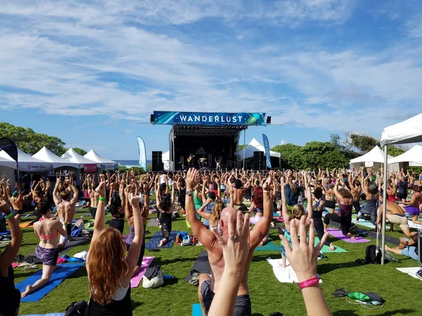 Yogi bouger les bras dans Adieu : cours de yoga béni et béni — Photo