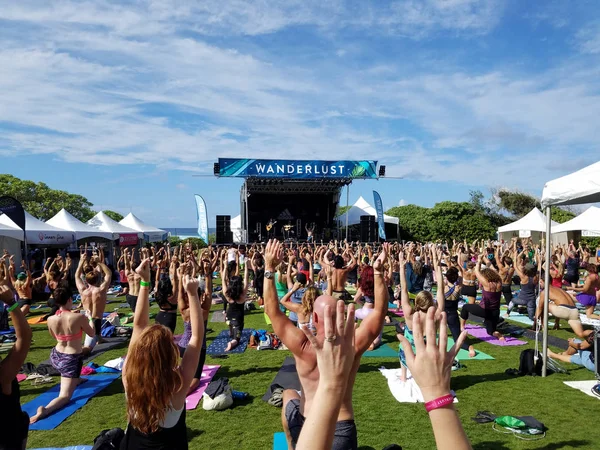 Yogi mueve los brazos en Adiós: clase de yoga dichosa y bendecida —  Fotos de Stock