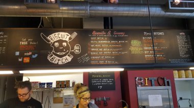 İnsanlar iş içinde bisküvi kaltak kahve dükkanı