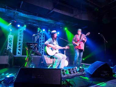 Müzisyen Tavana ve Keith Batlin gitar çalıp şarkı Leon ile 