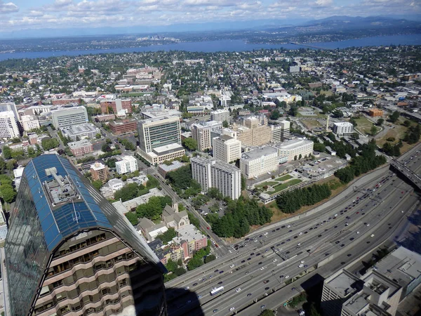 Vista aérea de los edificios del centro de Seattle, el lago y la autopista —  Fotos de Stock